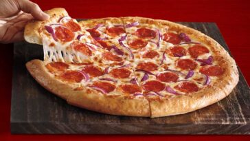 What is on a Canadian pizza from pizza Hut?