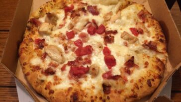 What is on a Dominos Cali chicken bacon Ranch pizza?