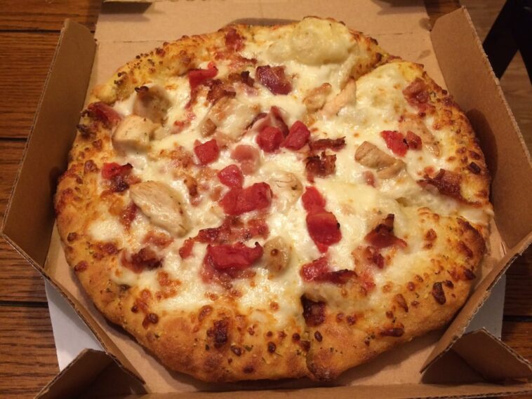 What is on a Dominos Cali chicken bacon Ranch pizza?