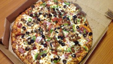 What is on a Domino's extravaganza pizza?