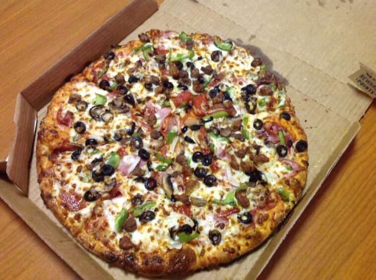 What is on a Domino's extravaganza pizza?