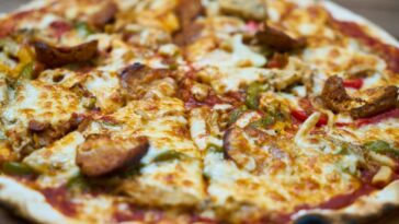 What is on the Memphis BBQ pizza?