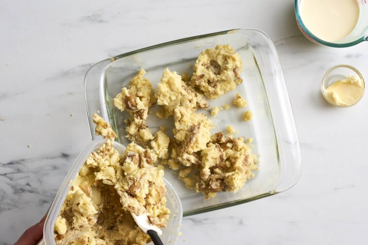 What is the best way to reheat leftover mashed potatoes?