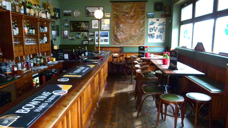 What is the difference between a bar and a pub?