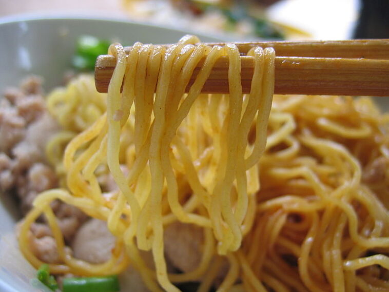What is the difference between noodles and spaghetti?