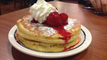 What is the garnish for New York Cheesecake pancakes at IHOP?