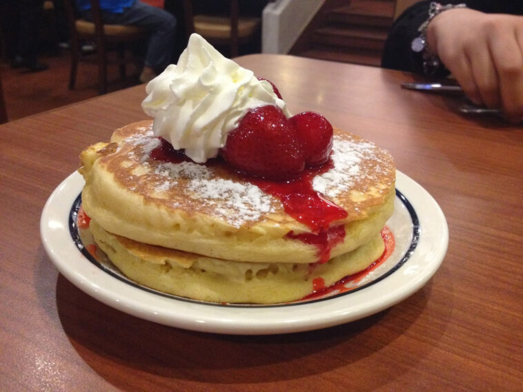 What is the garnish for New York Cheesecake pancakes at IHOP?