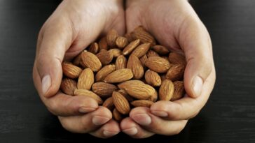 What is the side effects of almonds?
