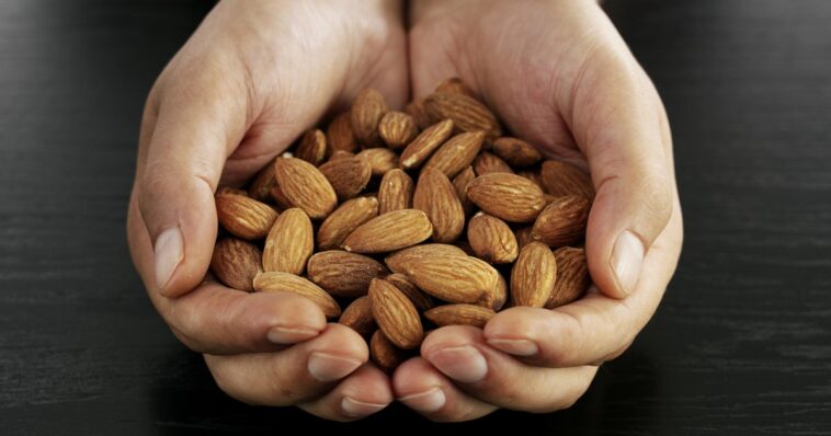 What is the side effects of almonds?