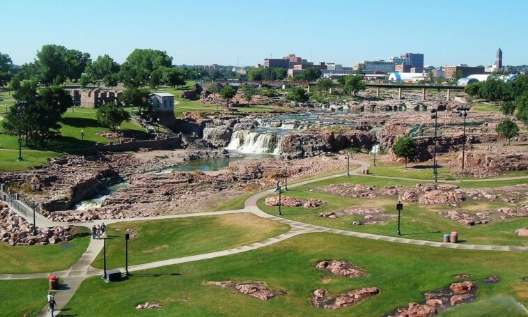 What is there to do between Rapid City and Sioux Falls?