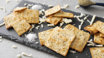 What kind of crackers are keto friendly?