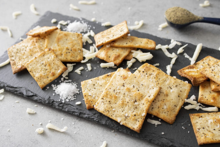 What kind of crackers are keto friendly?