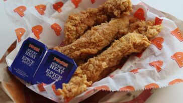 What kind of dipping sauce does Checkers have?