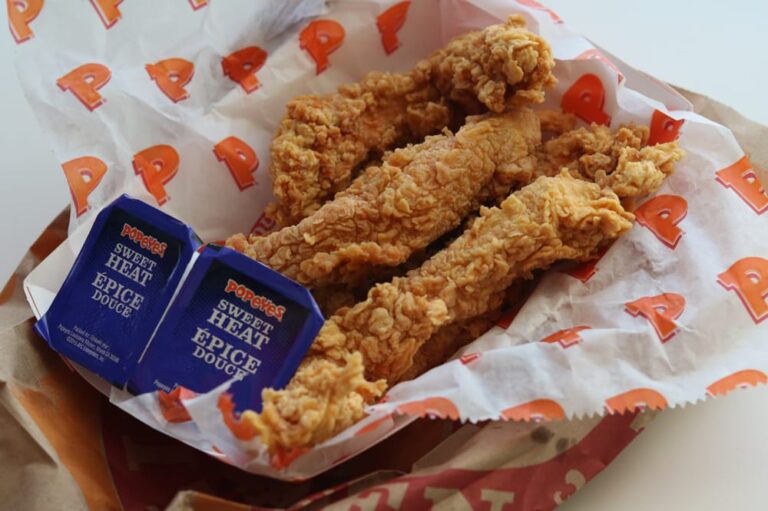 What kind of dipping sauce does Checkers have?