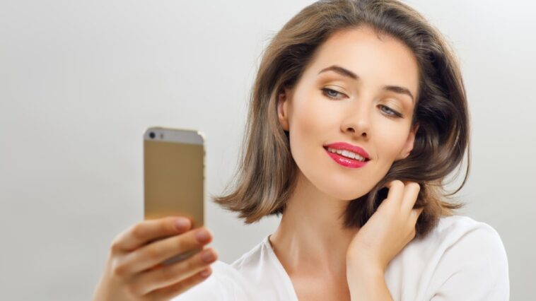 What kind of girl does a narcissist like?