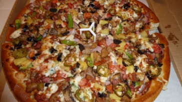 What kind of salads do they have at Pizza Hut?