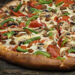 What normally comes on a deluxe pizza?