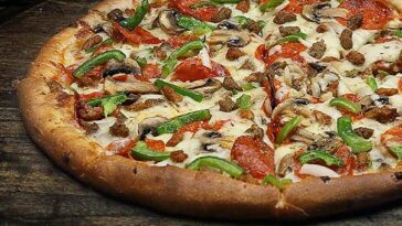 What normally comes on a deluxe pizza?