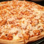 What sauce comes on Buffalo chicken pizza from Domino's?