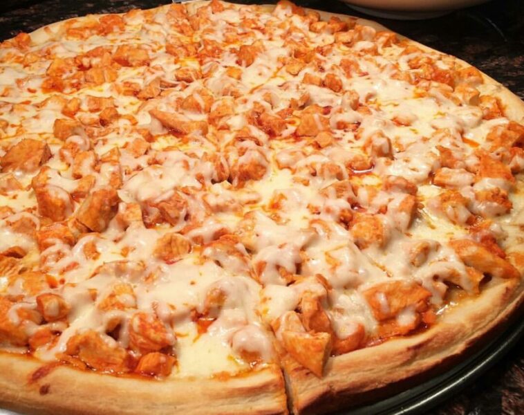 What sauce comes on Buffalo chicken pizza from Domino's?