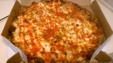 What sauce is on Buffalo chicken pizza Domino's?