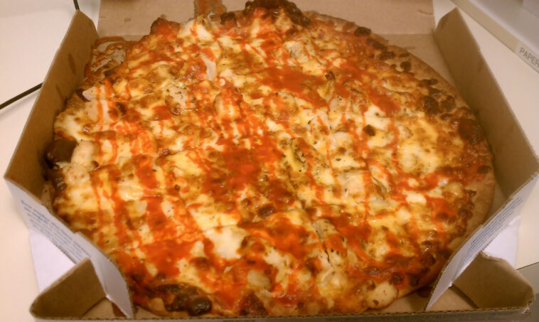 What sauce is on Buffalo chicken pizza Domino's?