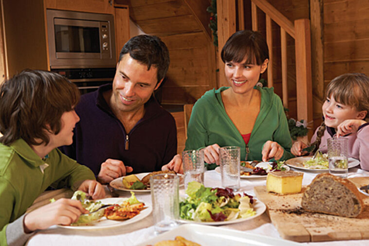 What time do families normally eat dinner?