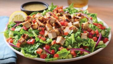 What's in the Tuscan garden chicken salad at Applebee's?