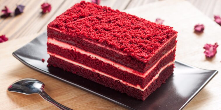 What's the difference between red velvet cake and chocolate cake?