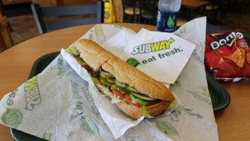 Which Subway bread has least calories?