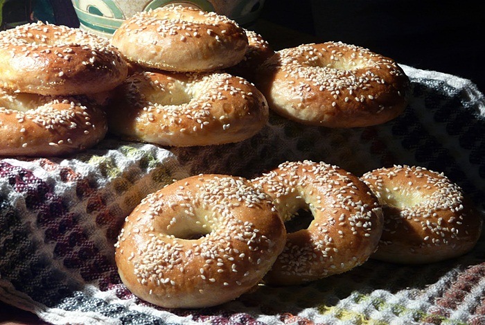 Which bagel has lowest sodium?