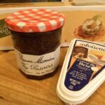 Which crackers go with brie?