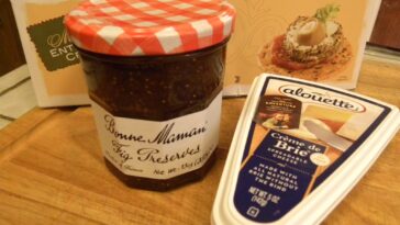 Which crackers go with brie?