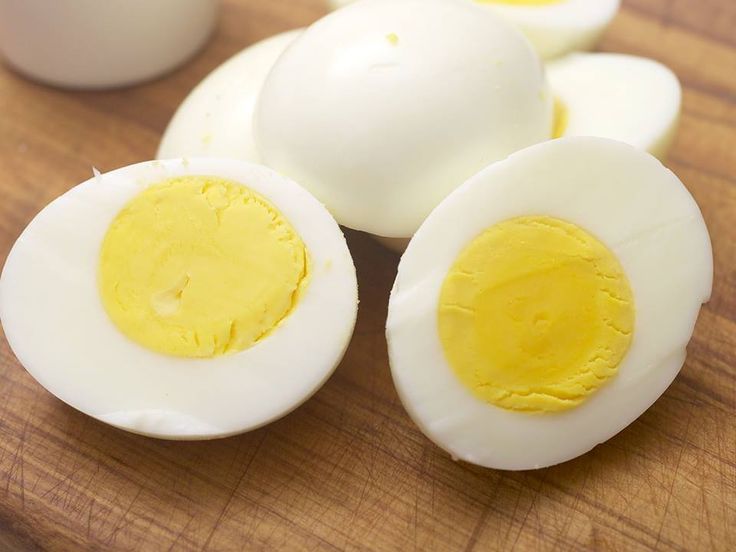 Which egg has more protein?