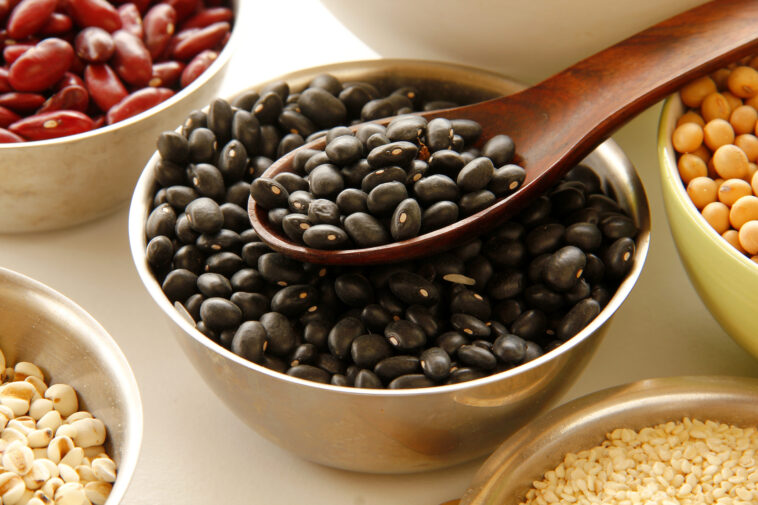 Which grains have the least amount of carbohydrates?