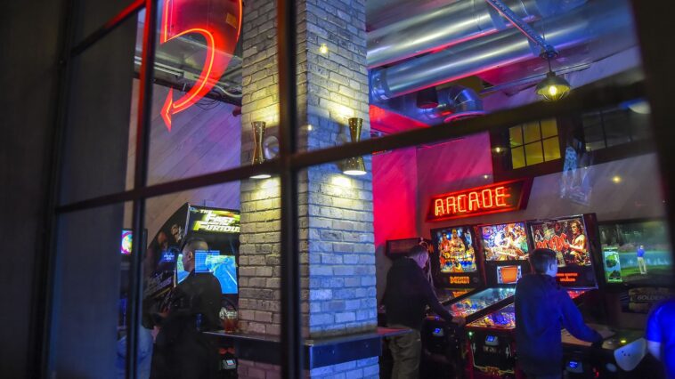 Why have so many Hooters closed?