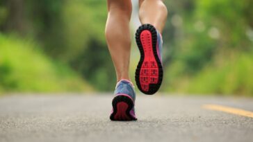 Does walking tone your legs?