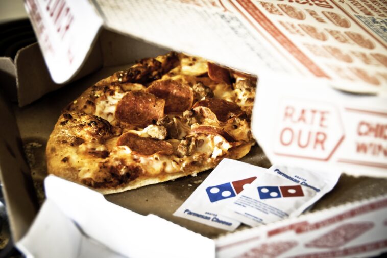 How do you reheat Domino's pizza in the oven?