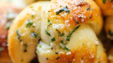 How many calories are in 1 garlic knot?