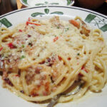 How many calories are in Olive Garden chicken and shrimp carbonara?