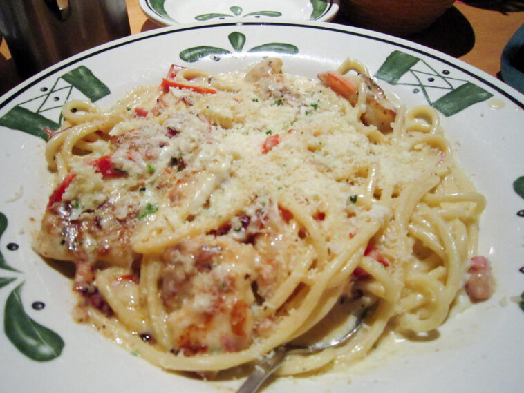 How many calories are in Olive Garden chicken and shrimp carbonara?