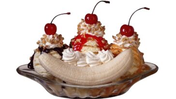 How many calories in a traditional banana split?