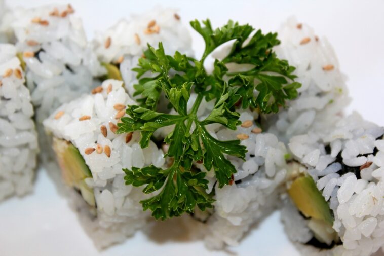 How many carbs are in 8 pieces of sushi?