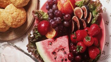 What cracker has the lowest amount of carbs?