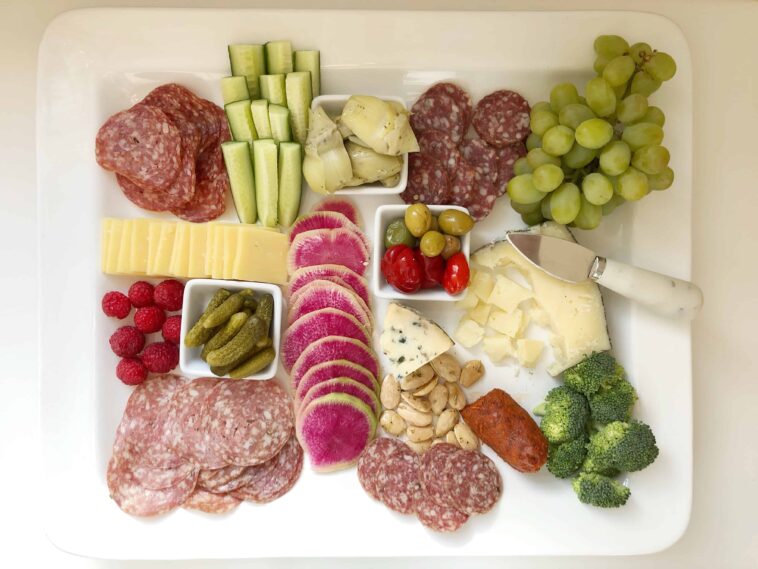 What crackers go best with charcuterie?