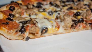 What is on a cowboy pizza from Papa Murphy's?