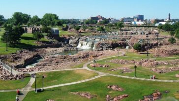 What is there to do between Rapid City and Sioux Falls?
