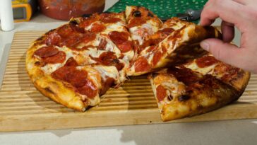 What kind of calzones Does Pizza Hut have?